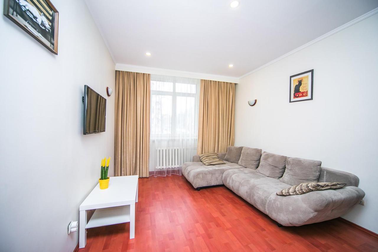 Apartment Ploshchad Pobedy 3 Komnaty มินสก์ ภายนอก รูปภาพ